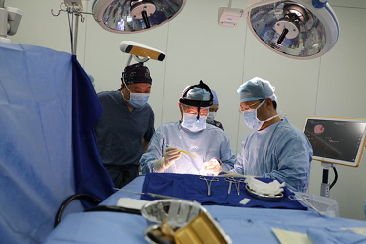 周良輔院士主刀華山西院第一臺(tái)手術(shù).jpg 周良輔院士主刀華山西院第一臺(tái)手術(shù).jpg